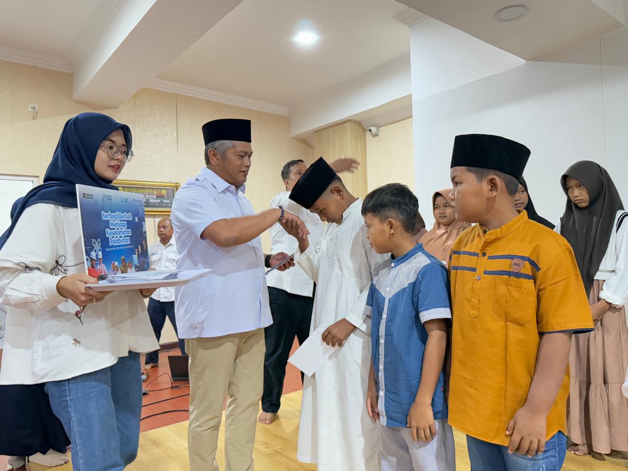 Pelindo Regional 1 Santuni 100 Anak Yatim Piatu, Gelar Doa Bersama Demi Keselamatan Operasional Pelabuhan