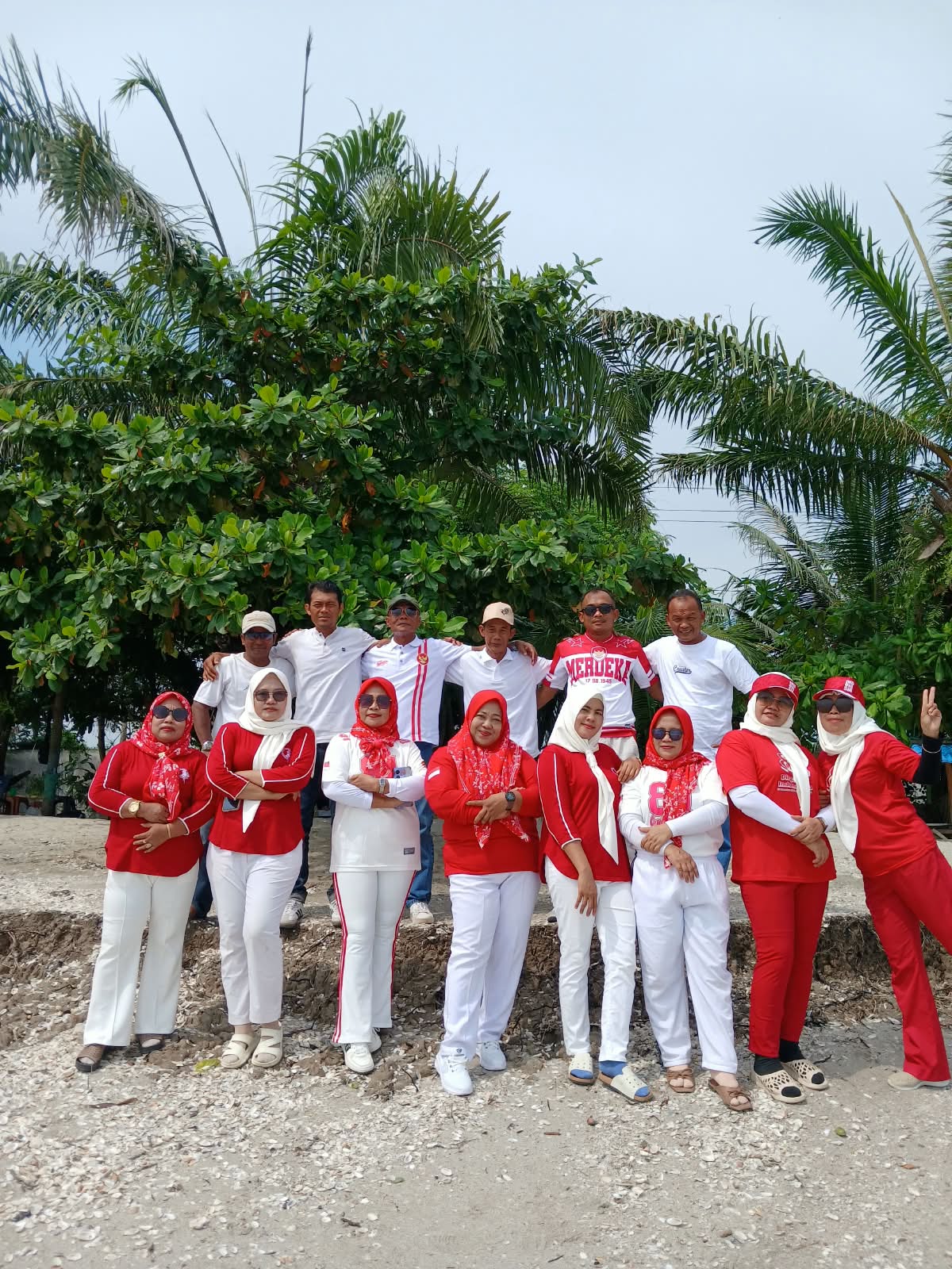 Semarak HUT RI ke-81, Emak-emak Grup Bismillah Gelar Lomba Meriah di Pantai Deli Serdang