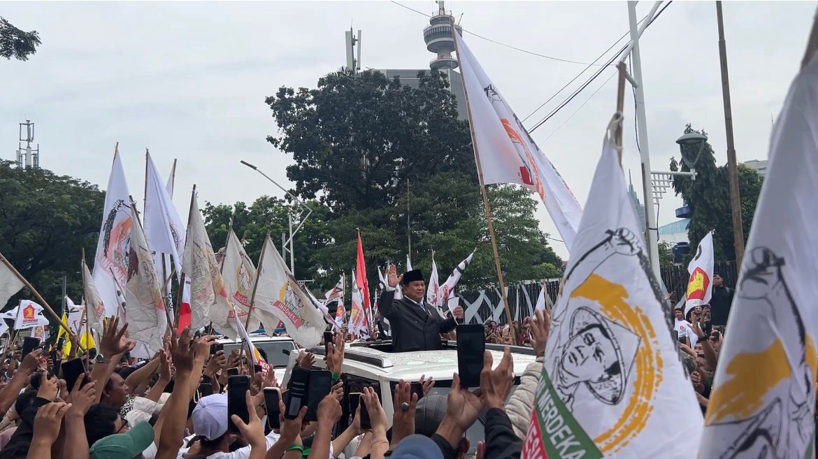 Usai Pidato RUU APBN 2027 dan Nota Keuangan di DPR, Prabowo Sapa Puluhan Ribu Massa di Gerbang Pemuda