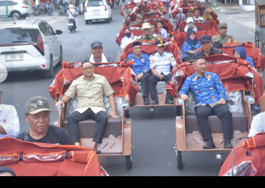 Bupati Sukabumi Asep Japar Dukung Penguatan Ekonomi Masyarakat, Salurkan 100 Becak Listrik Bantuan Presiden